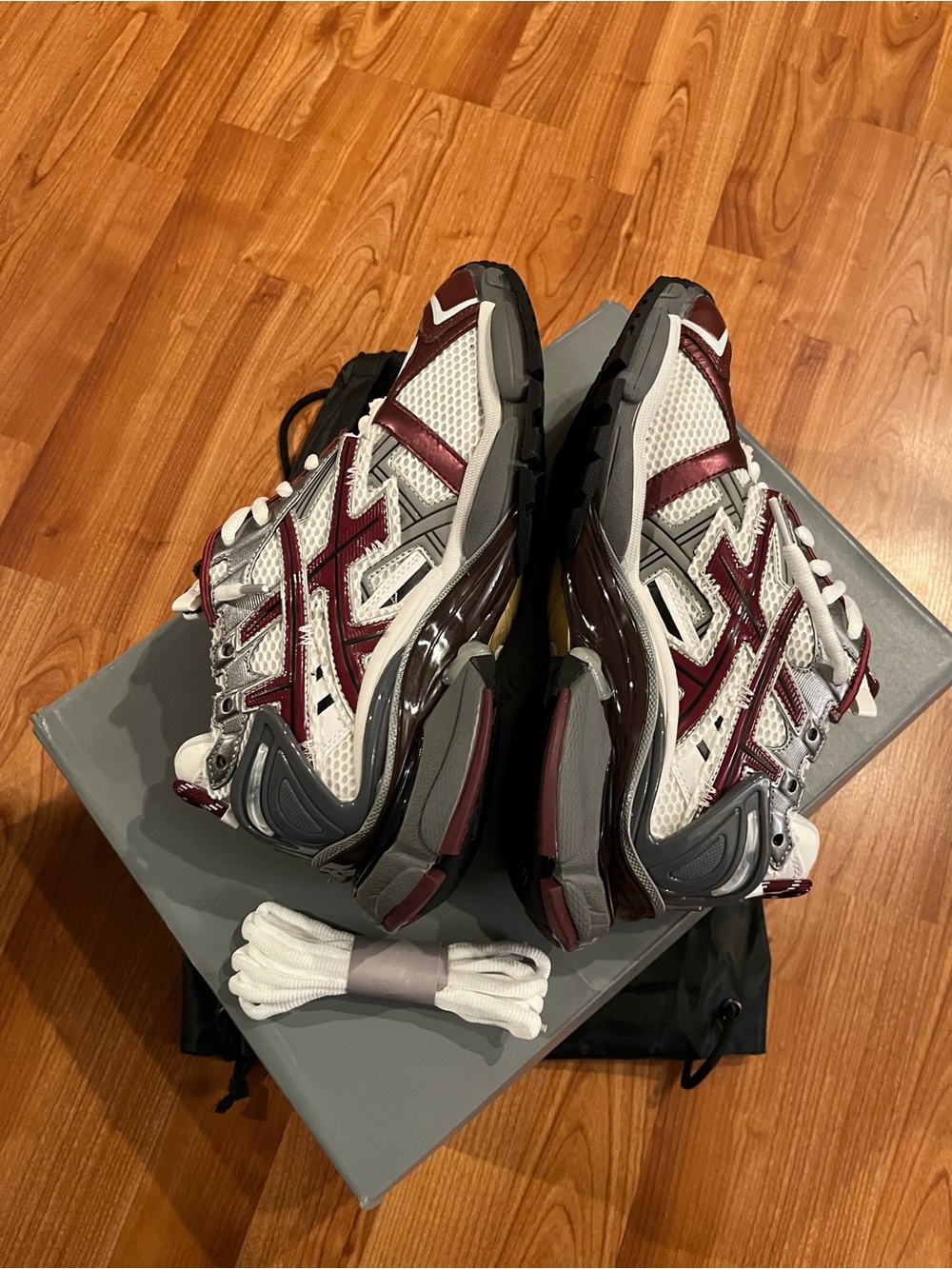 Balenciaga Runners burgundy - Picture 2 of 5
